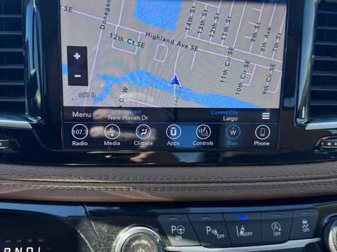 Used 2018 Chrysler Pacifica Limited image 17