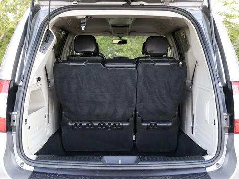 Used 2014 Chrysler Town & Country Touring-L FWD image 10