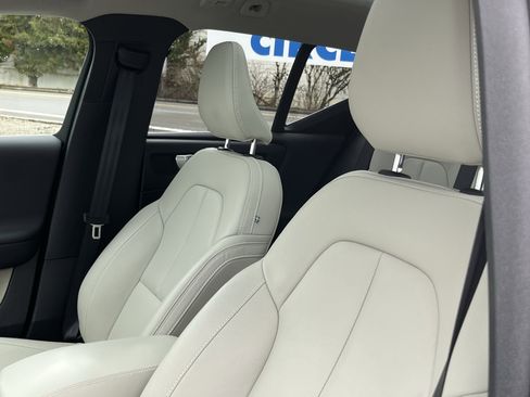 Used 2024 Volvo XC40 B5 Plus image 19