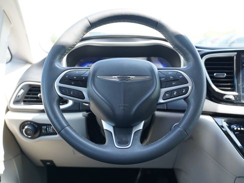 Used 2024 Chrysler Pacifica Touring-L FWD image 19