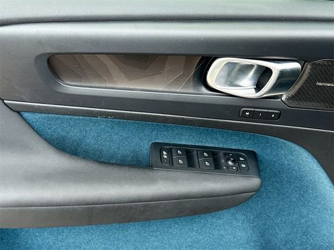 Used 2023 Volvo XC40 Recharge Ultimate image 19