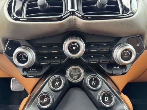 Used 2022 Aston Martin V8 Vantage Roadster RWD image 34
