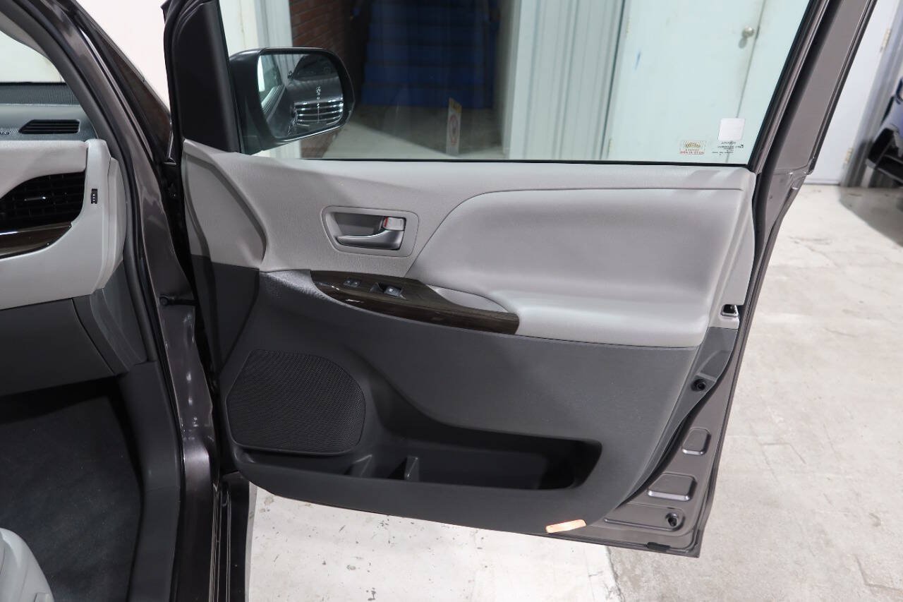 Used 2019 Toyota Sienna XLE w/ XLE Navigation Package FWD image 14