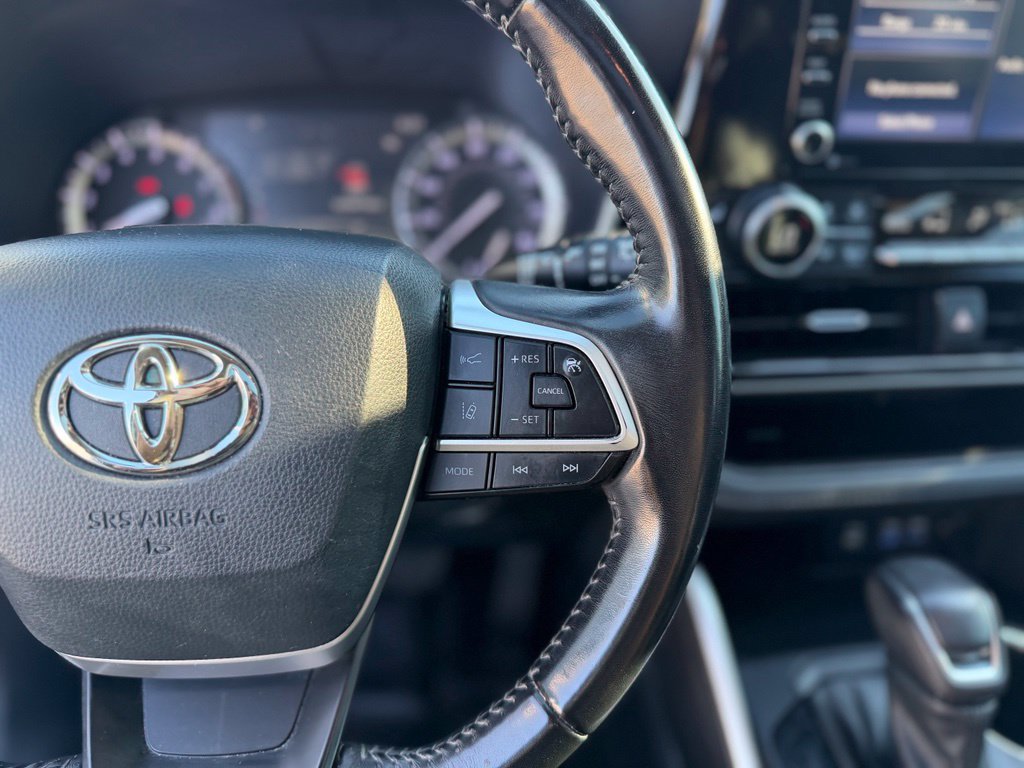 Used 2022 Toyota Highlander XLE AWD/4WD image 27