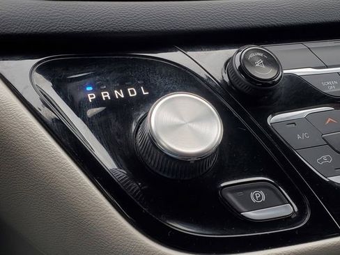 Used 2017 Chrysler Pacifica Touring image 28