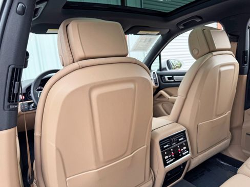 Used 2023 Porsche Cayenne Platinum Edition image 36