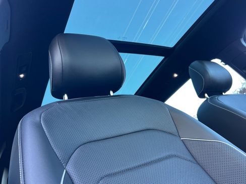 Certified 2022 Volkswagen Tiguan SEL R-Line image 17