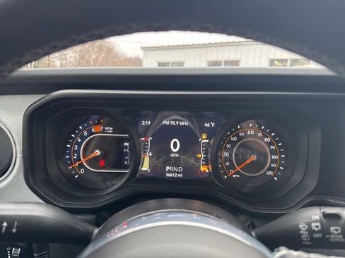 Used 2025 Jeep Wrangler Sahara image 23