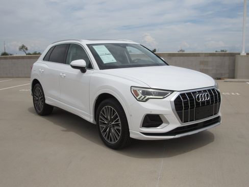 Used 2021 Audi Q3 2.0T Premium Plus w/ Premium Plus Package AWD/4WD image 2