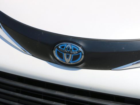 Used 2024 Toyota Sienna XLE w/ XLE Plus Package FWD image 12