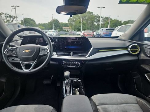 Used 2024 Chevrolet Trax LT w/ LT Convenience Package FWD image 13