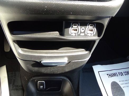 Certified 2025 Chrysler Pacifica Select FWD image 34