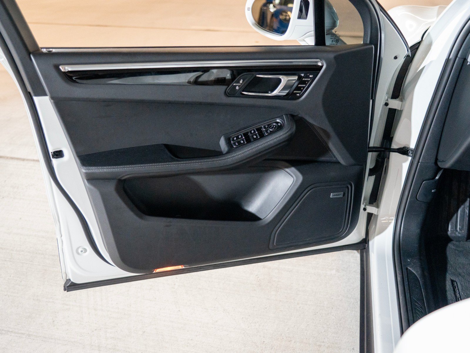 Certified 2025 Porsche Macan AWD/4WD image 14