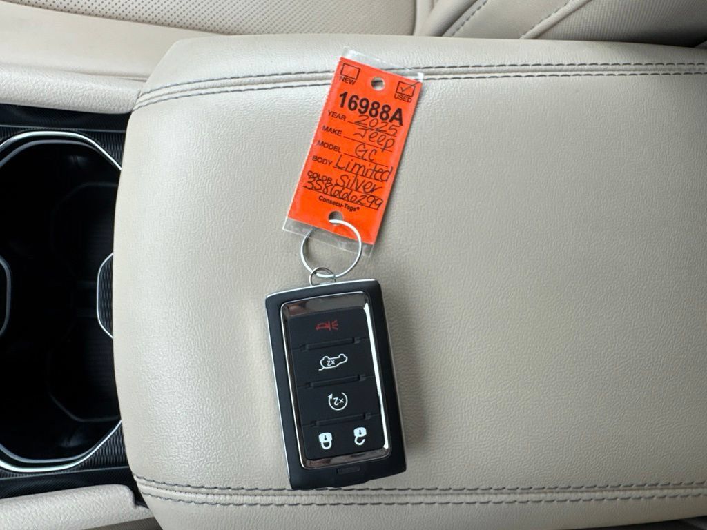 Used 2025 Jeep Grand Cherokee Limited w/ Luxury Tech Group II AWD/4WD image 30