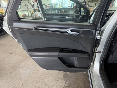 Used 2014 Ford Fusion SE w/ Equipment Group 201A FWD image 17