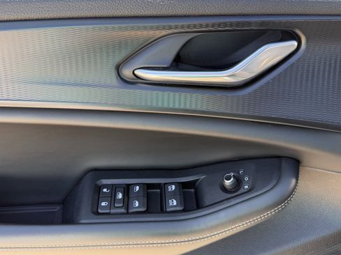 Used 2025 Jeep Grand Cherokee Altitude AWD/4WD image 12