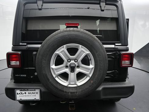 Used 2018 Jeep Wrangler Unlimited Sport S AWD/4WD image 9