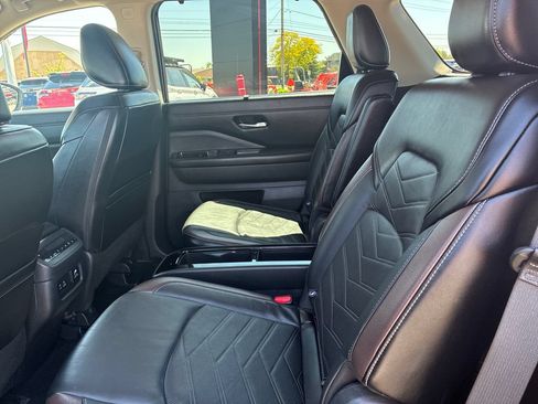 Used 2024 Nissan Pathfinder Platinum AWD/4WD image 17