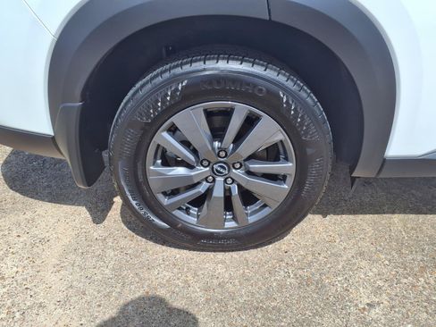 Used 2026 Nissan Pathfinder SV w/ SV Premium Package FWD image 30