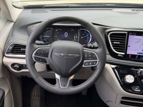 Used 2022 Chrysler Pacifica Touring-L FWD image 16