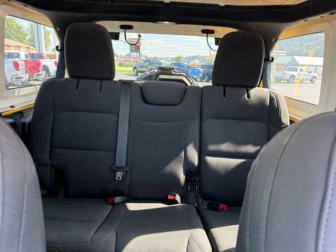 Used 2019 Jeep Wrangler Unlimited Sahara w/ Uconnect 4C Nav & Sound Group AWD/4WD image 21
