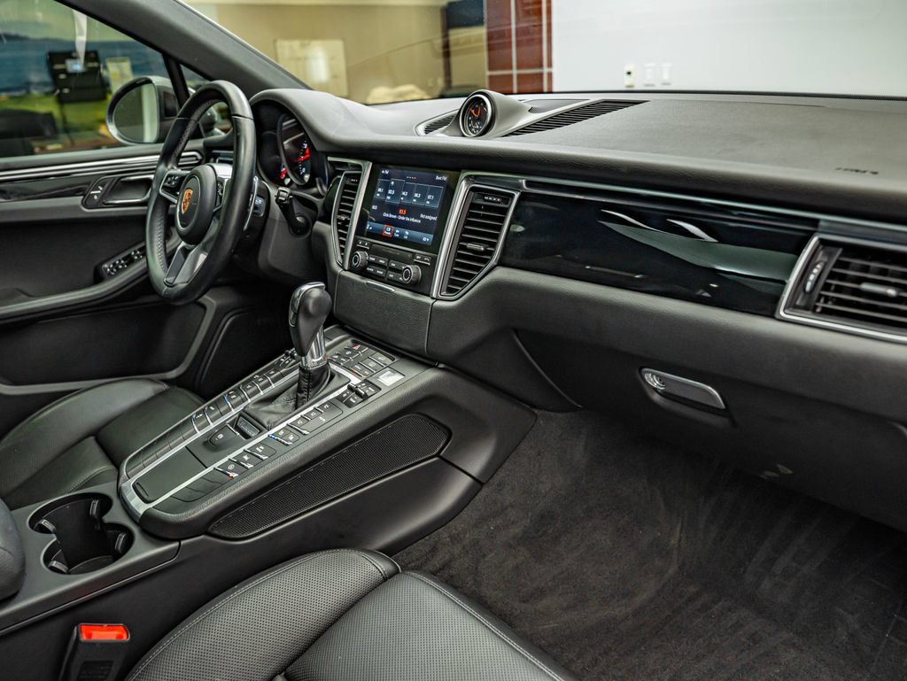 Used 2018 Porsche Macan AWD/4WD image 37