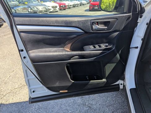 Used 2018 Toyota Highlander XLE AWD/4WD image 11