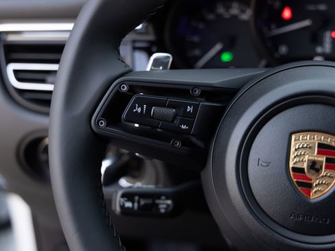 Certified 2026 Porsche Macan AWD/4WD image 23