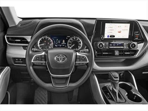 Used 2025 Toyota Highlander LE image 4