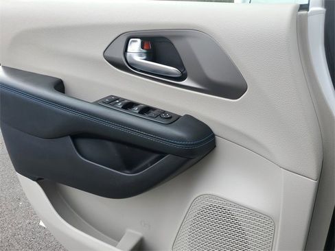 Used 2021 Chrysler Pacifica Touring w/ Uconnect Theater Family Group image 20