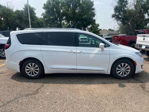 Used 2018 Chrysler Pacifica Touring-L FWD image 9