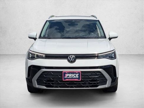 Used 2025 Volkswagen Taos SE FWD image 2