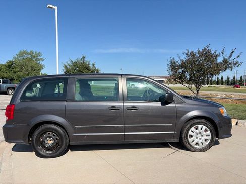 Used 2016 Dodge Grand Caravan American Value Package FWD image 19