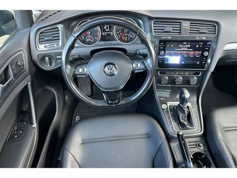 Used 2018 Volkswagen Golf SE image 16