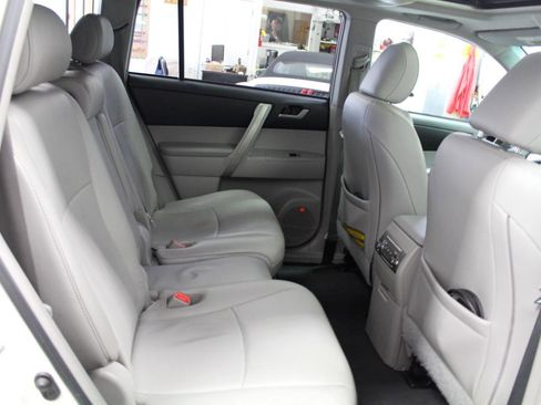 Used 2012 Toyota Highlander SE w/ Tow Pkg AWD/4WD image 31
