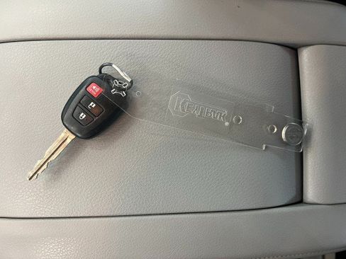 Used 2017 Toyota Highlander LE AWD/4WD image 37