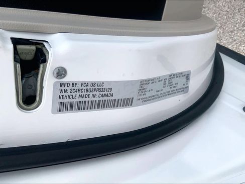 Used 2023 Chrysler Pacifica Touring-L FWD image 31