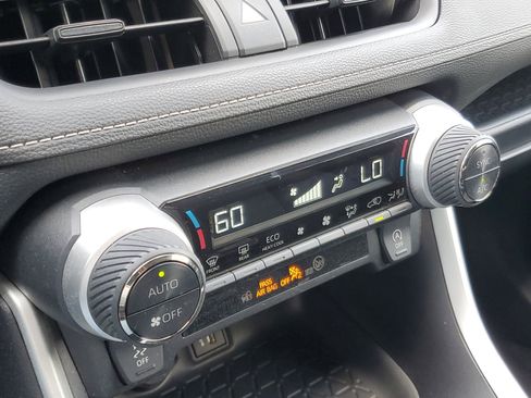 Used 2024 Toyota RAV4 XLE FWD image 31