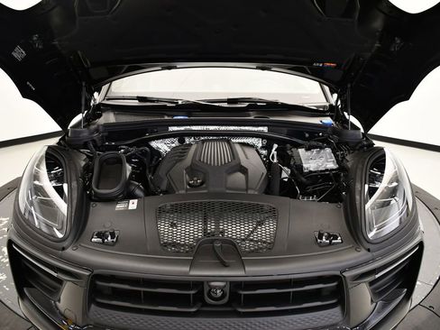 Certified 2025 Porsche Macan image 13