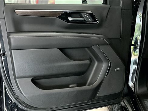 Used 2025 Chevrolet Tahoe Premier AWD/4WD image 23
