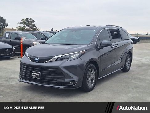 Used 2025 Toyota Sienna XLE w/ XLE Plus Package FWD image 1