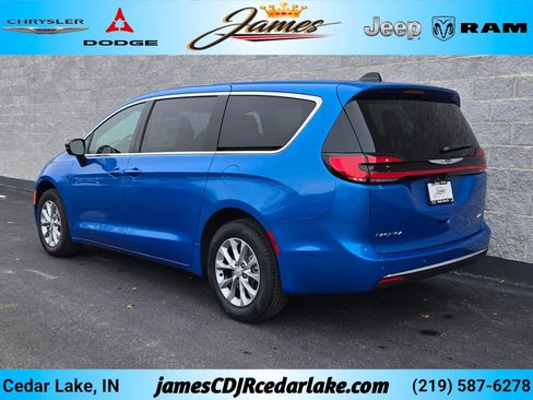 New 2026 Chrysler Pacifica Select AWD/4WD image 3