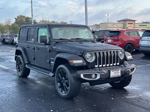 Used 2021 Jeep Wrangler Unlimited Sahara w/ Cold Weather Group image 3