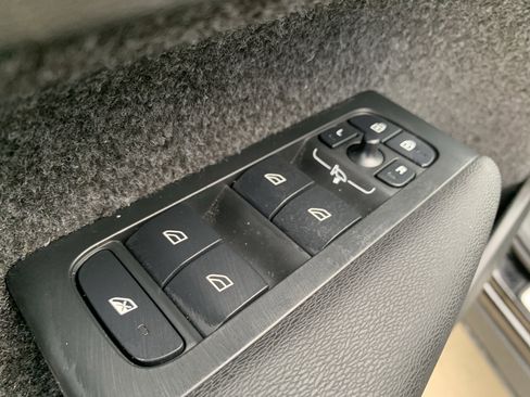 Used 2025 Volvo XC40 B5 Plus image 15