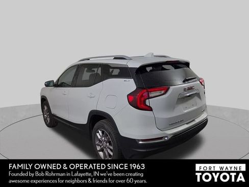 Used 2024 GMC Terrain SLT AWD/4WD image 9