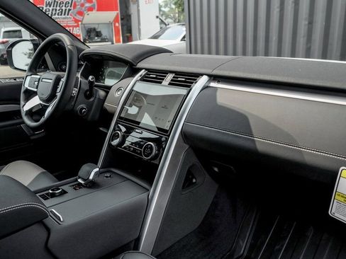 Used 2025 Land Rover Discovery Dynamic SE AWD/4WD image 22