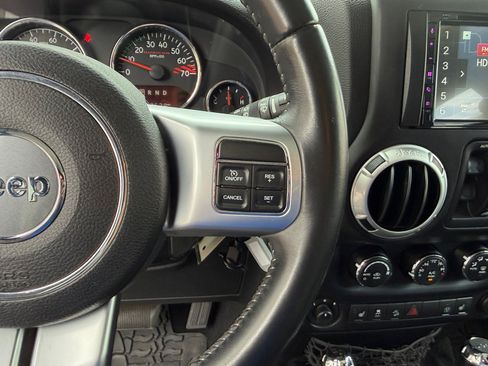 Used 2016 Jeep Wrangler Unlimited Rubicon AWD/4WD image 14