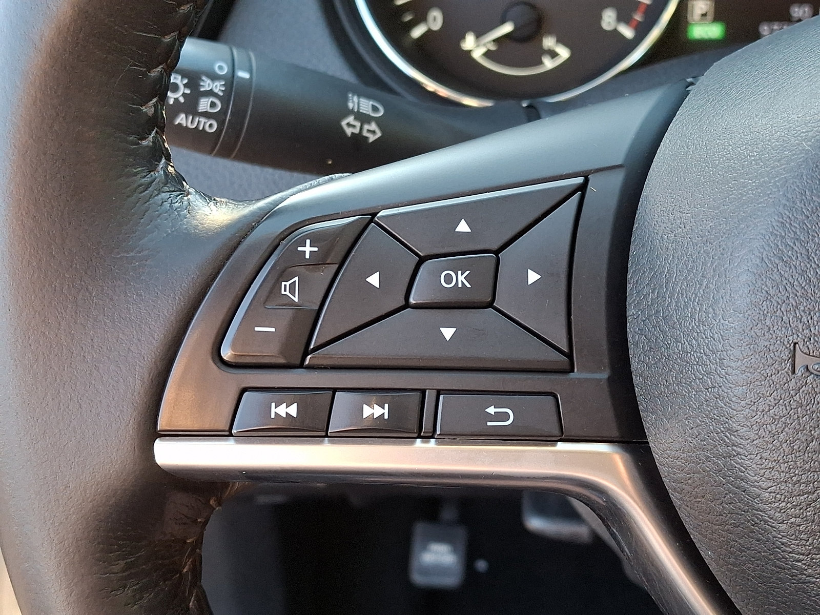 Used 2018 Nissan Rogue SV FWD image 24