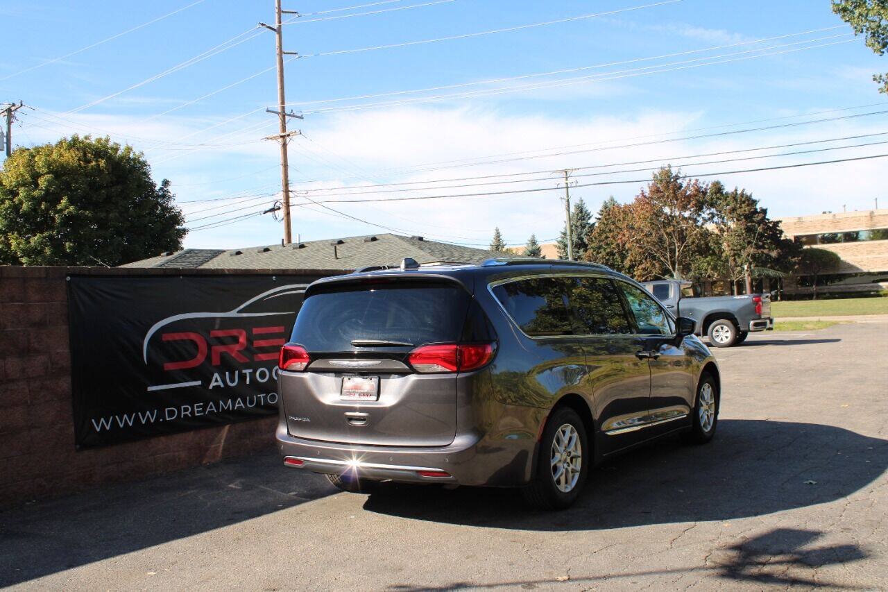 Used 2020 Chrysler Pacifica Touring-L FWD image 6