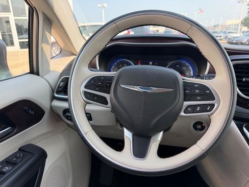 Used 2018 Chrysler Pacifica Limited w/ Advanced Safetytec Group FWD image 14